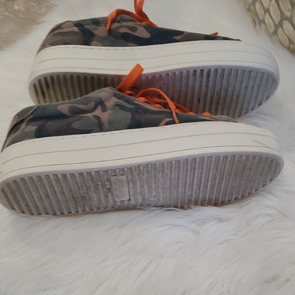 J Slides Camouflage Sneakers with Orange Laces - Picture 8 of 13